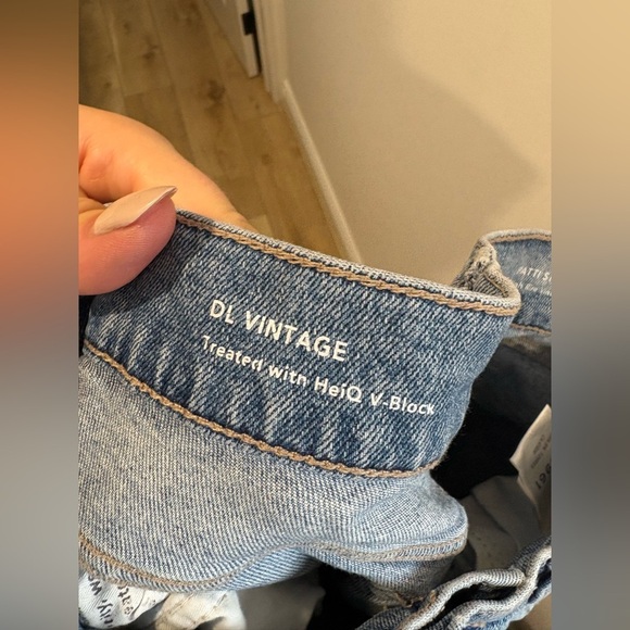 LIKE NEW - DL1961- PATTIE - HIGHRISE VINTAGE ANKLE JEANS IN REEF - Picture 8 of 10